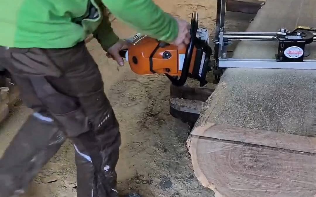 Holzdielen direkt aus dem Stamm – Handwerkliche Holzverarbeitung in Engelskirchen