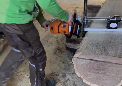 Holzdielen direkt aus dem Stamm – Handwerkliche Holzverarbeitung in Engelskirchen