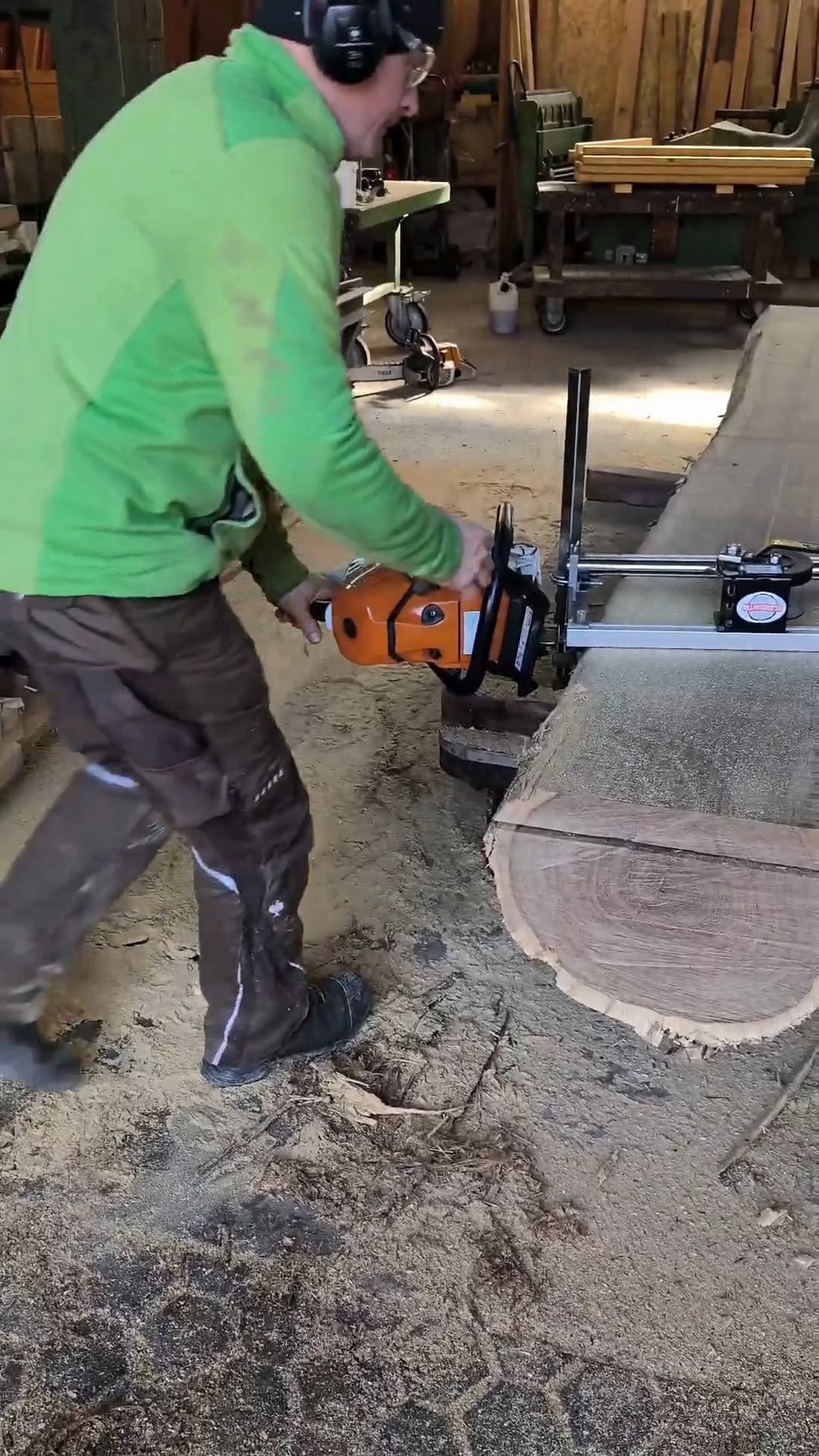 Holzstamm in der Werkstatt von Ueberberg – Holzdielen werden mit Motorsäge geschnitten, Engelskirchen