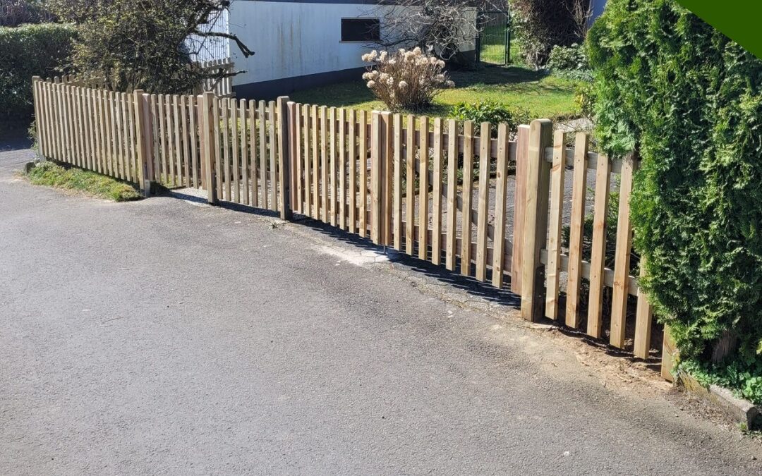 Professioneller Holzzaun für stilvolle Gartengestaltung in Engelskirchen Ueberberg