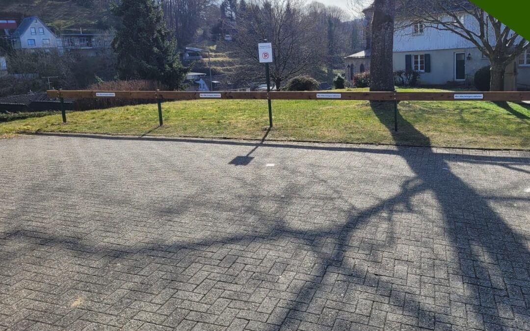 Professionelle Parkplatzabgrenzung und Beschilderung aus Holz in Engelskirchen