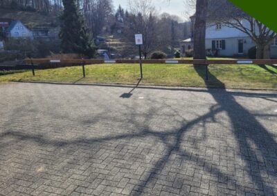 Professionelle Parkplatzabgrenzung und Beschilderung aus Holz in Engelskirchen