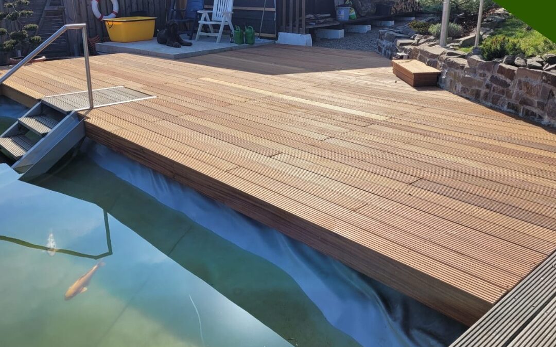 Stylischer Schwimmteich mit langlebiger Bankirai-Terrasse in Engelskirchen