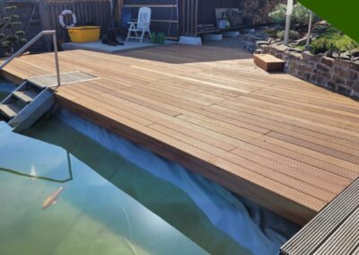 Stylischer Schwimmteich mit langlebiger Bankirai-Terrasse in Engelskirchen