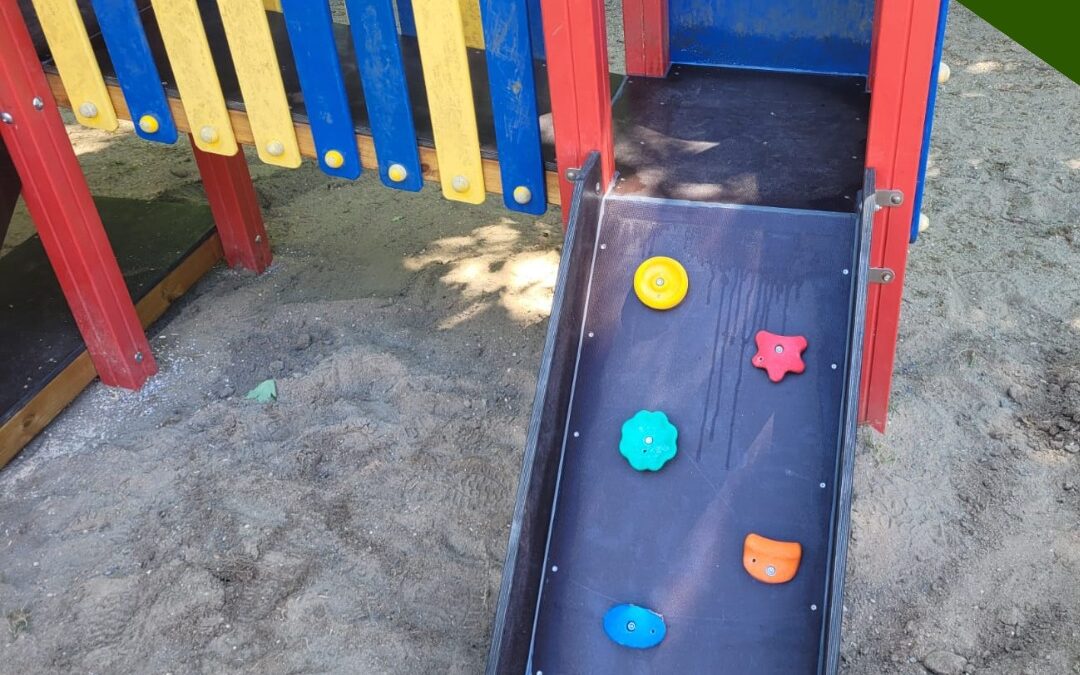 Spielplatzsanierung in Engelskirchen – Sicherer Spielspaß mit Ueberberg Holz im Garten