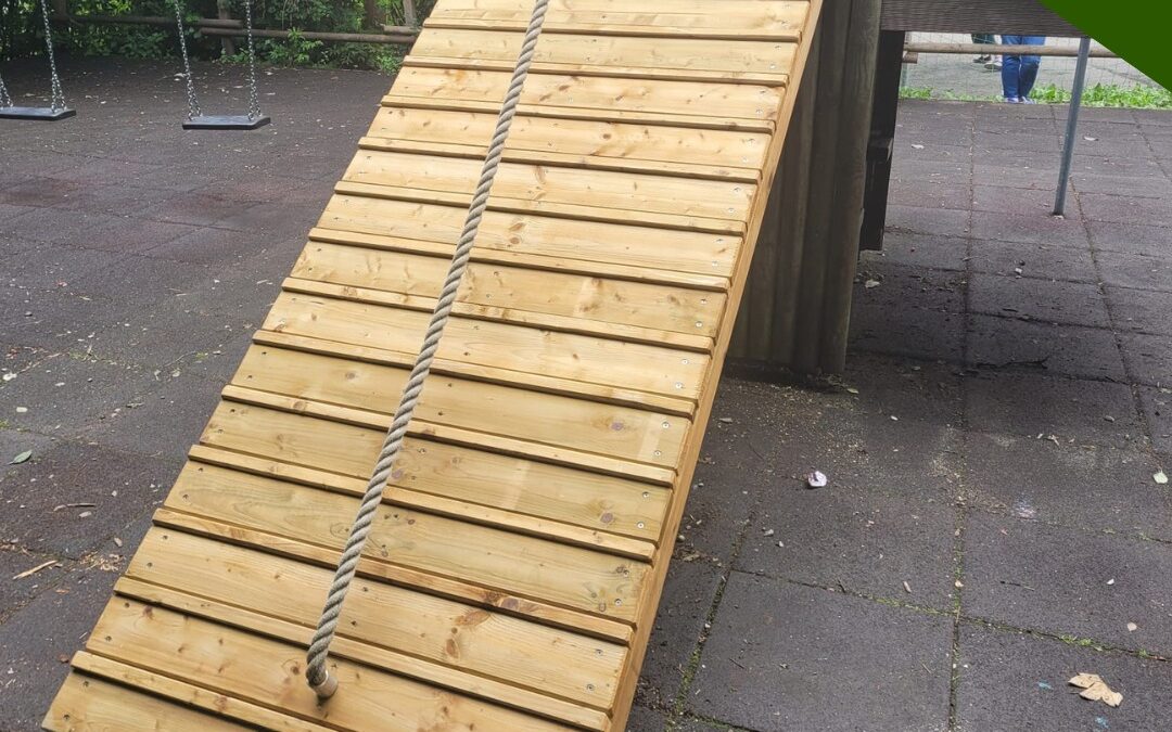 Sichere und wetterfeste Spielrampen aus Holz für Spielgeräte in Engelskirchen