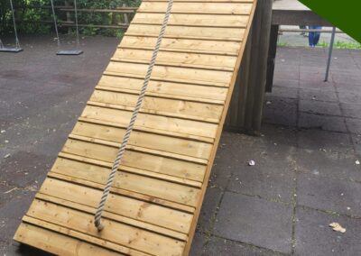 Sichere und wetterfeste Spielrampen aus Holz für Spielgeräte in Engelskirchen