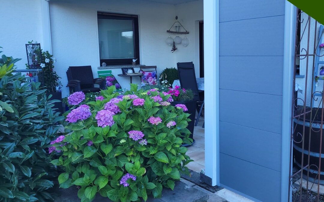 Moderne Terrasse mit WPC-Sichtschutzzaun für mehr Privatsphäre in Engelskirchen