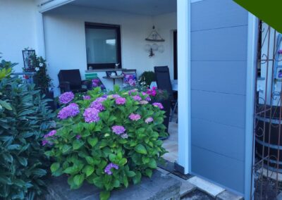 Moderne Terrasse mit WPC-Sichtschutzzaun für mehr Privatsphäre in Engelskirchen