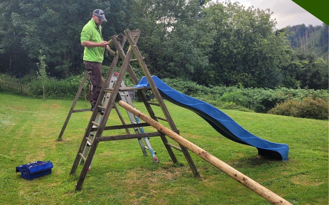 Fachgerechte Reparatur und Erneuerung der Rundholz-Palisade am Spielgerät