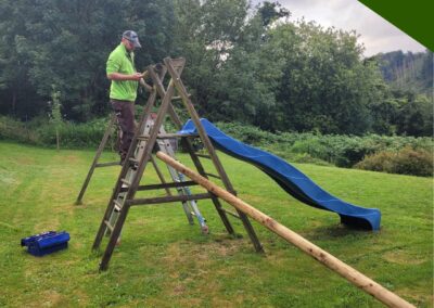 Fachgerechte Reparatur und Erneuerung der Rundholz-Palisade am Spielgerät