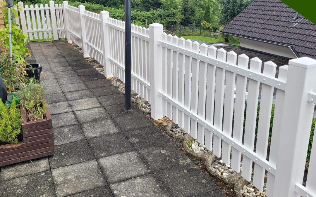 Moderner Kunststoffzaun integriert in bestehende Anker – Projekt Engelskirchen