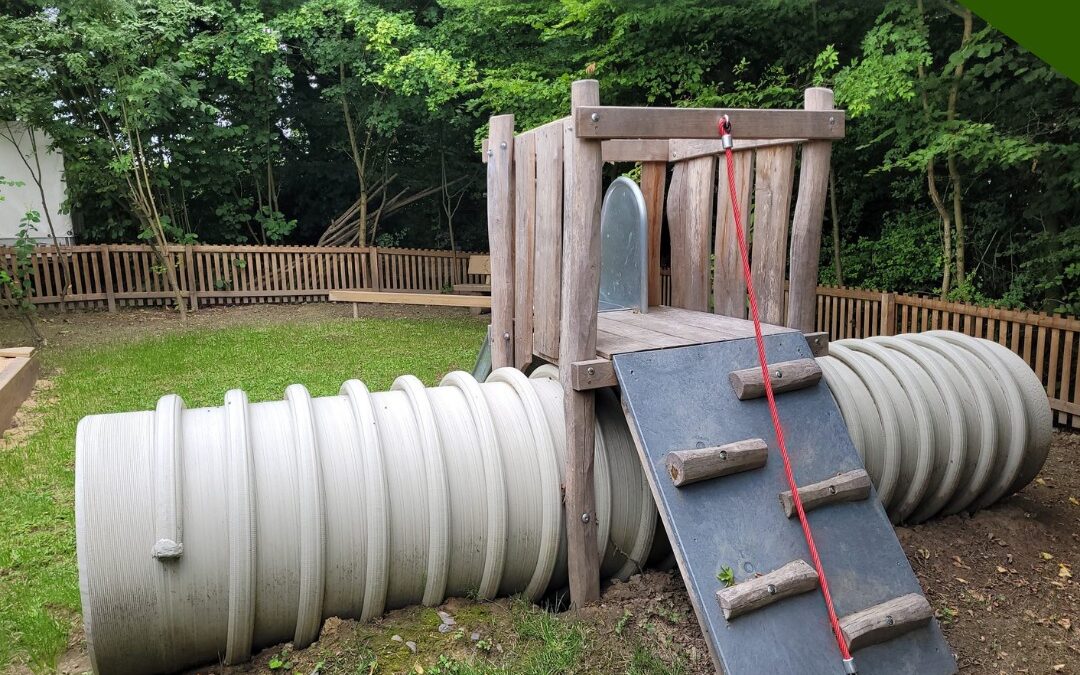 Kindgerechter Spielplatz mit Holzspielgeräten und Zaunbau in Engelskirchen