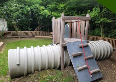 Kindgerechter Spielplatz mit Holzspielgeräten und Zaunbau in Engelskirchen