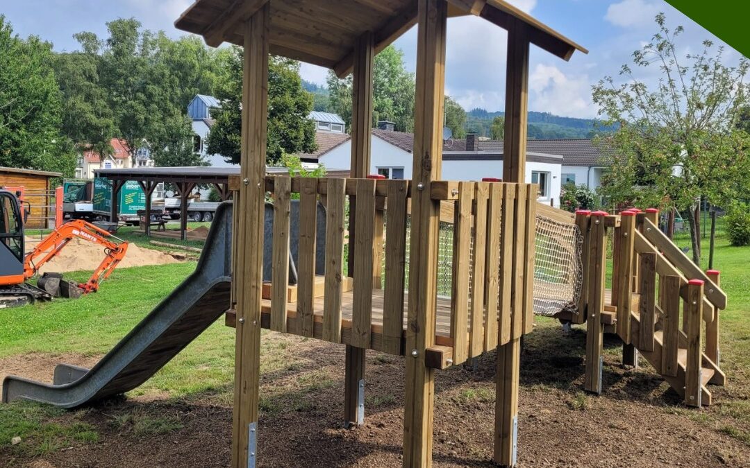 Spielplatzbau für Kindergarten in Engelskirchen – Holzspielgeräte vom Profi