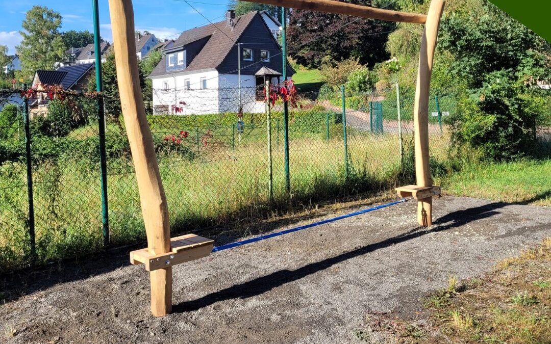 Slackline-Anlage aus Robinienholz für Spielplatz Rommersberg Engelskirchen