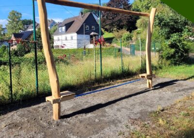 Slackline-Anlage aus Robinienholz für Spielplatz Rommersberg Engelskirchen