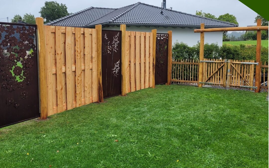 Maßgefertigter Sichtschutzzaun mit rustikalen Robinienpfosten und Cortenstahl