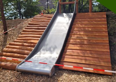 Hochwertige Edelstahlrutsche mit Holzaufstieg für sicheren Spielplatzspaß