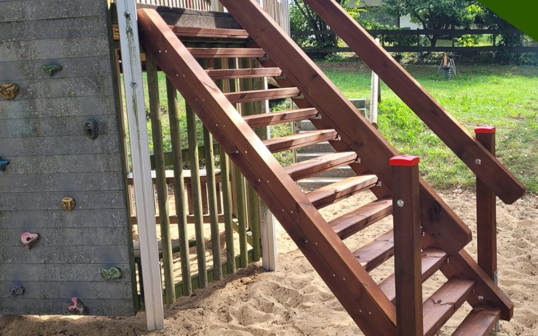 Neue Holztreppe für sicheren Spielturm-Aufstieg in Engelskirchen montiert