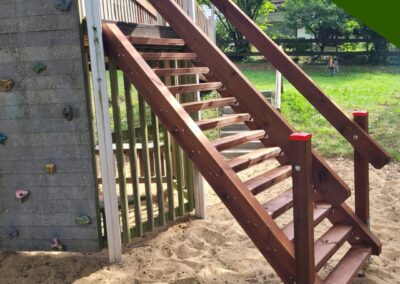 Neue Holztreppe für sicheren Spielturm-Aufstieg in Engelskirchen montiert