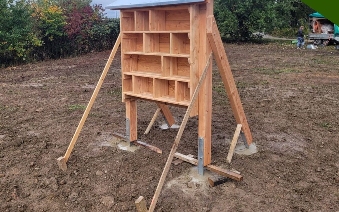 Professionelles Insektenhotel aus Holz montiert – Naturschutz in Engelskirchen Ueberberg