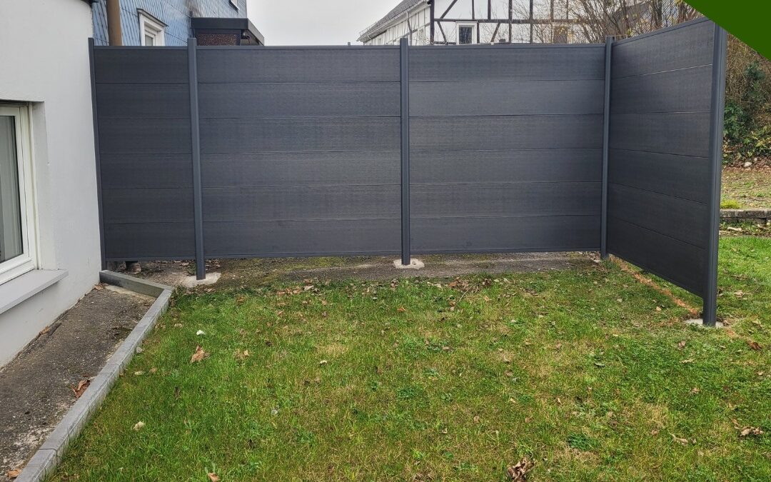 Moderner WPC Sichtschutz mit Aluminium-Pfosten – Projekt in Engelskirchen