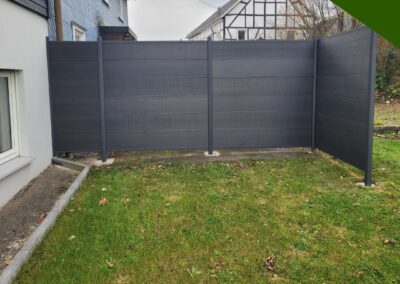 Moderner WPC Sichtschutz mit Aluminium-Pfosten – Projekt in Engelskirchen