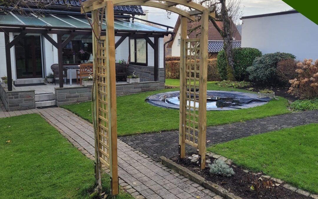 Holz-Rosenbogen mit Rankgitter – Gartengestaltung von Holz im Garten Ueberberg