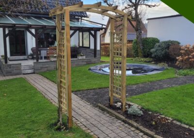 Holz-Rosenbogen mit Rankgitter – Gartengestaltung von Holz im Garten Ueberberg