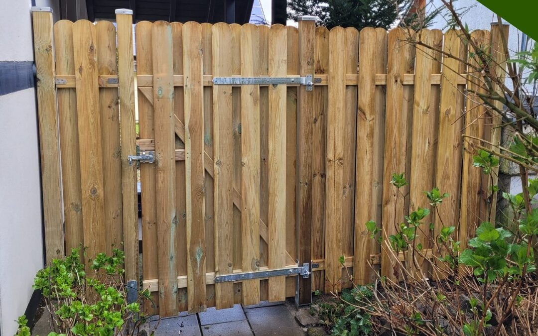 Neuer Holzzaun mit Toranlage in Engelskirchen Miebach – Maßgeschneiderte Zaunanlage