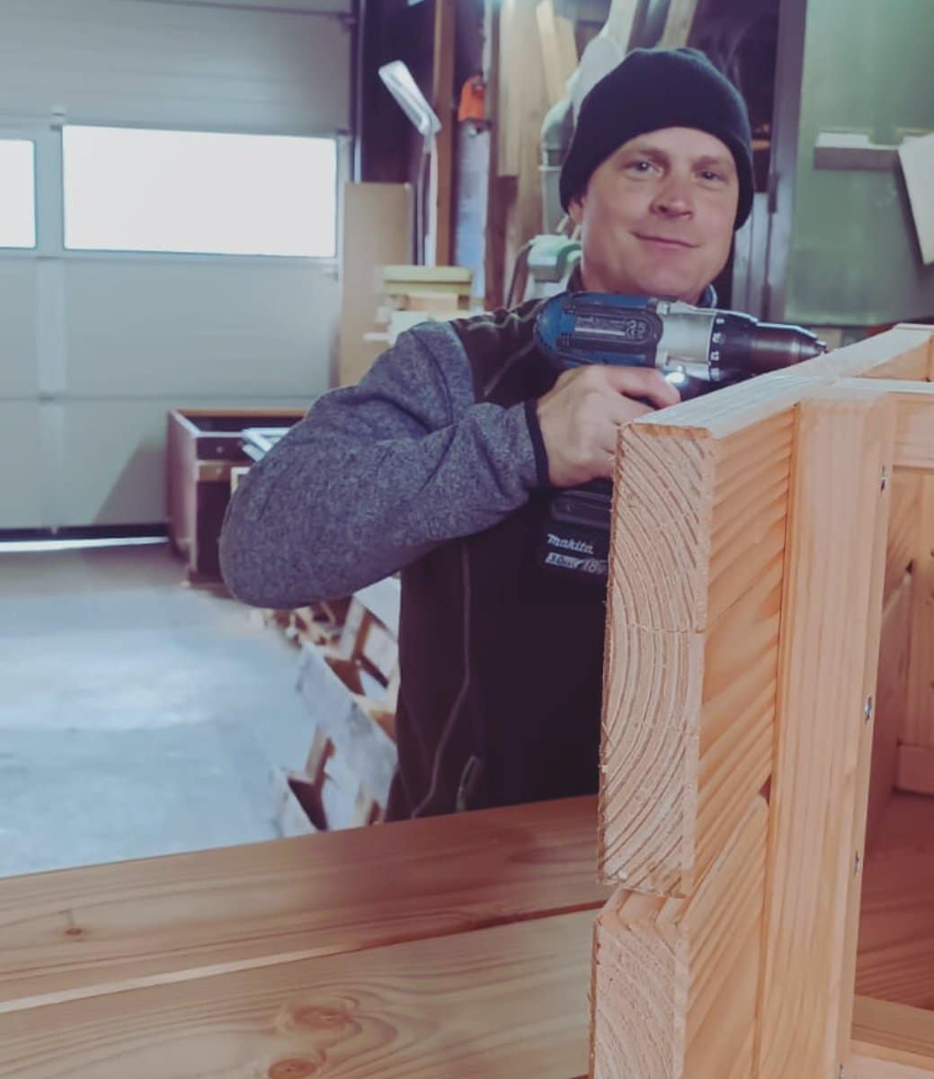 Handwerker bei der Holzarbeit – Ueberberg Holz im Garten