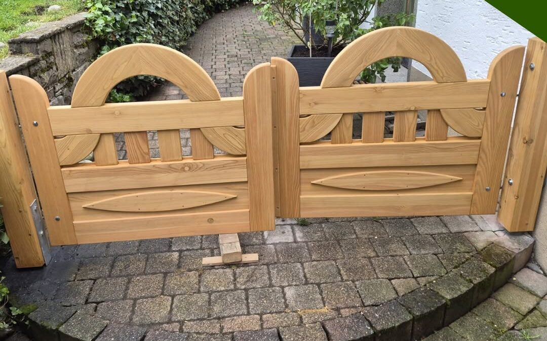 Eingangstor aus Holz – maßgefertigt in Engelskirchen