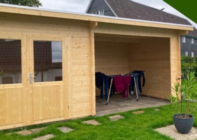 Modernes Gartenhaus mit Unterstand in Engelskirchen