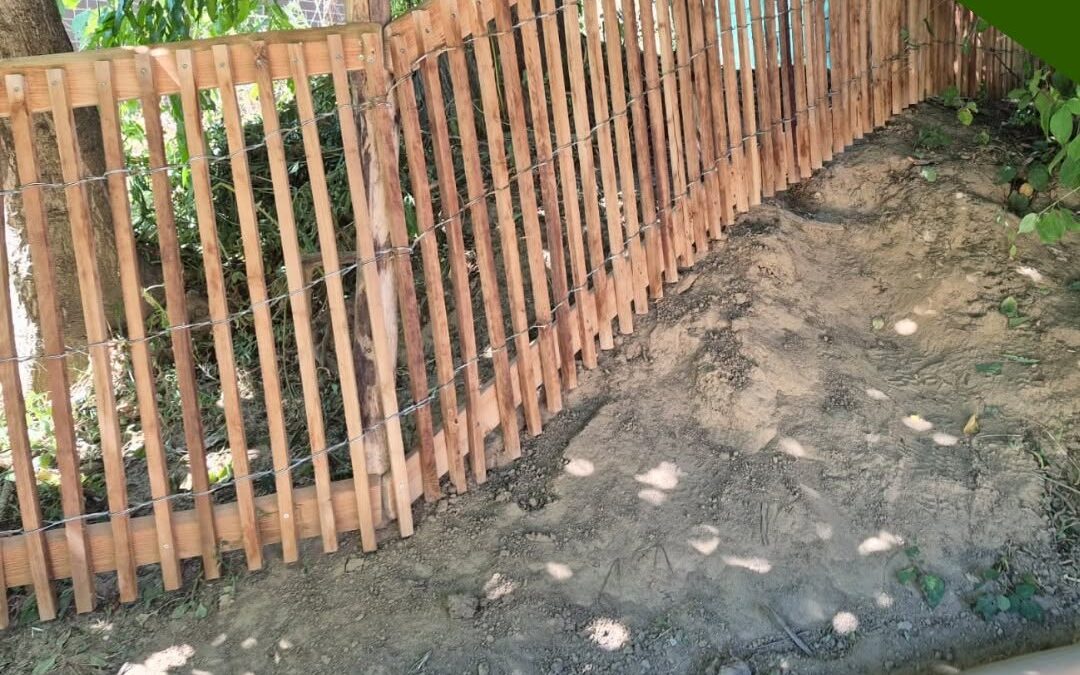 Hangbefestigung mit Robinienpalisaden und neuer Zaun für Kindergarten in Engelskirchen