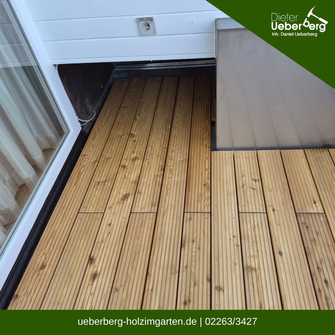 Neue Holzterrasse am Balkon mit Weitsicht in Engelskirchen, natürlicher Terrassenboden