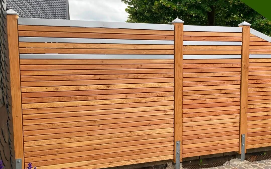 Moderner Sichtschutz aus Holz mit Aluminium-Elementen in Engelskirchen