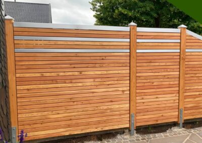 Moderner Sichtschutz aus Holz mit Aluminium-Elementen in Engelskirchen