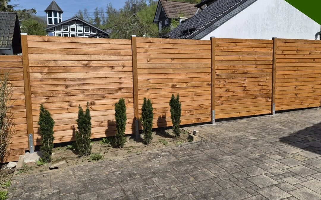Moderner Sichtschutz aus Nut- und Federbrettern in Engelskirchen