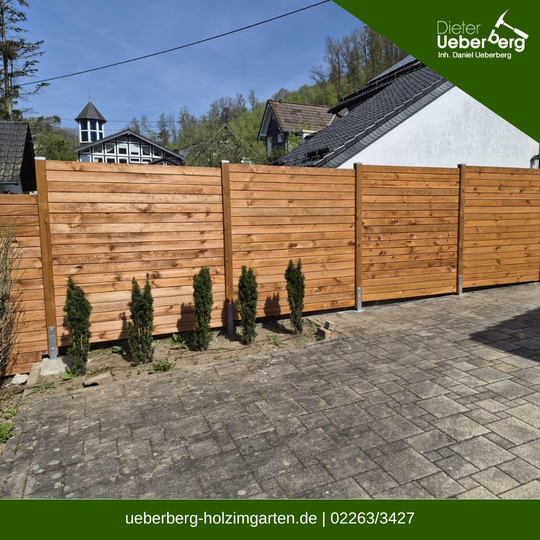 Moderner Holzsichtschutz aus Nut- und Federbrettern im Garten in Engelskirchen, Oberbergischer Kreis