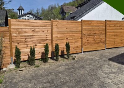 Moderner Sichtschutz aus Nut- und Federbrettern in Engelskirchen