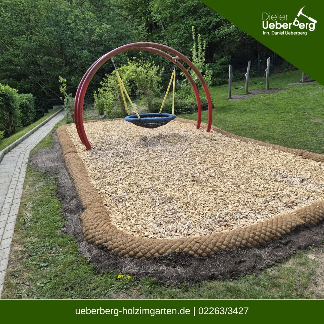 Neuer Fallschutz mit Hackschnitzeln unter Vogelnestschaukel in Engelskirchen, Oberbergischer Kreis