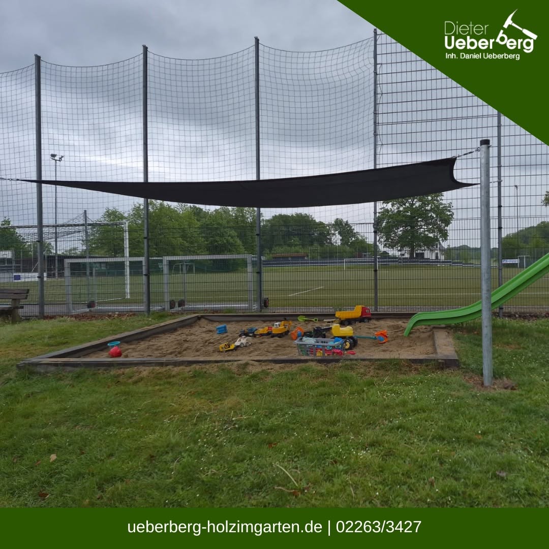 Neues Sonnensegel über Sandkasten am Sportplatz in Engelskirchen, Oberbergischer Kreis