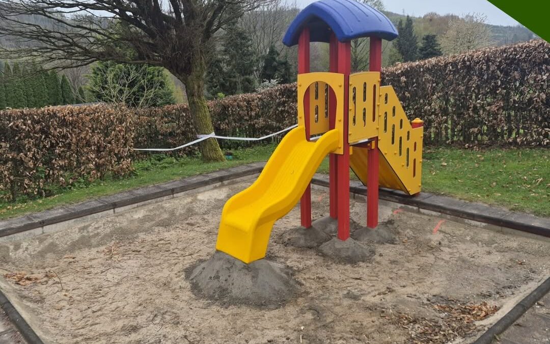 Neuer Spielturm für Kindergarten in Gummersbach montiert