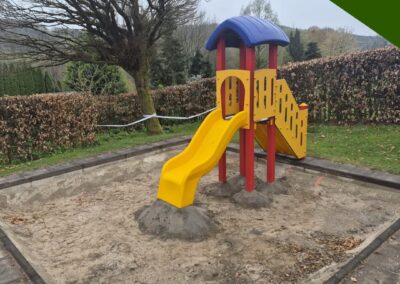 Neuer Spielturm für Kindergarten in Gummersbach montiert