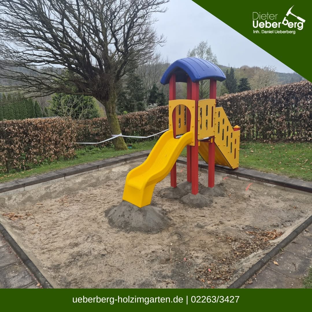 Neuer Spielturm auf dem Kindergarten-Spielplatz in Gummersbach, montiert von Ueberberg – Holz im Garten aus Engelskirchen, Oberbergischer Kreis