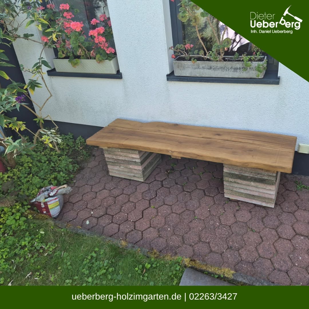 Regenfass aus altem Weinfass und maßgefertigte Sitzbank auf Waschbetonplatten in Engelskirchen - Upcycling Projekt von Ueberberg Holz im Garten